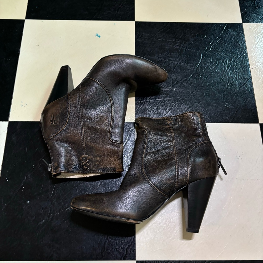 Brown leather FRYE heeled bootie- W5.5